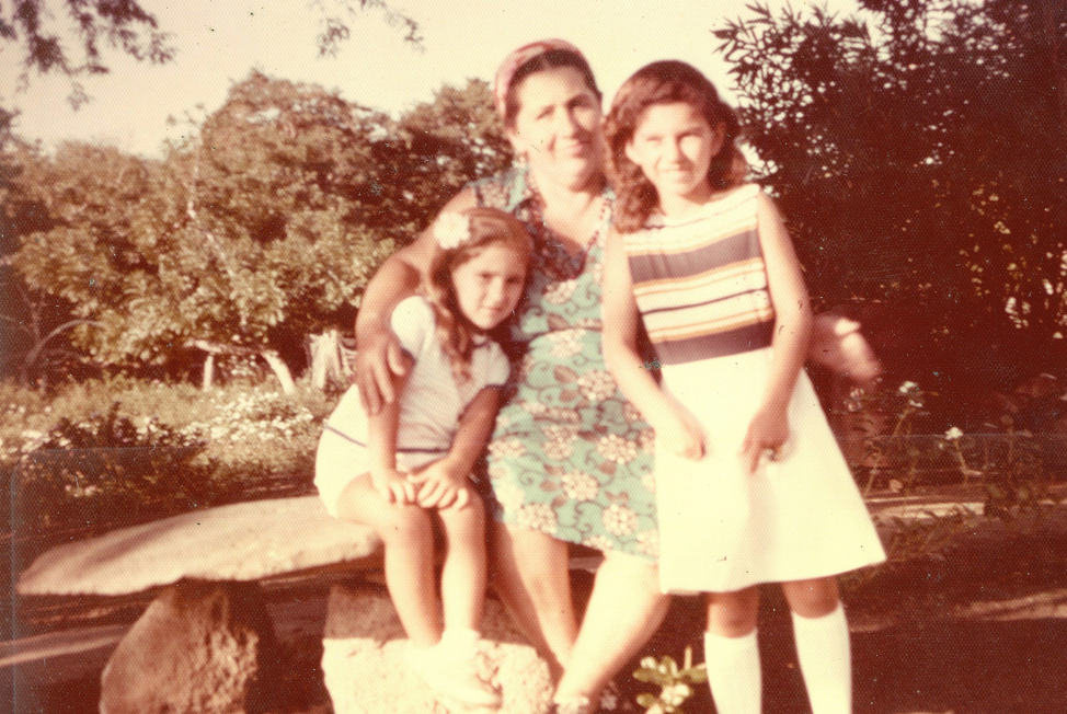 celebrate-picture-books-picture-book-review-galapagos-girl-valentina-mother-and-sister