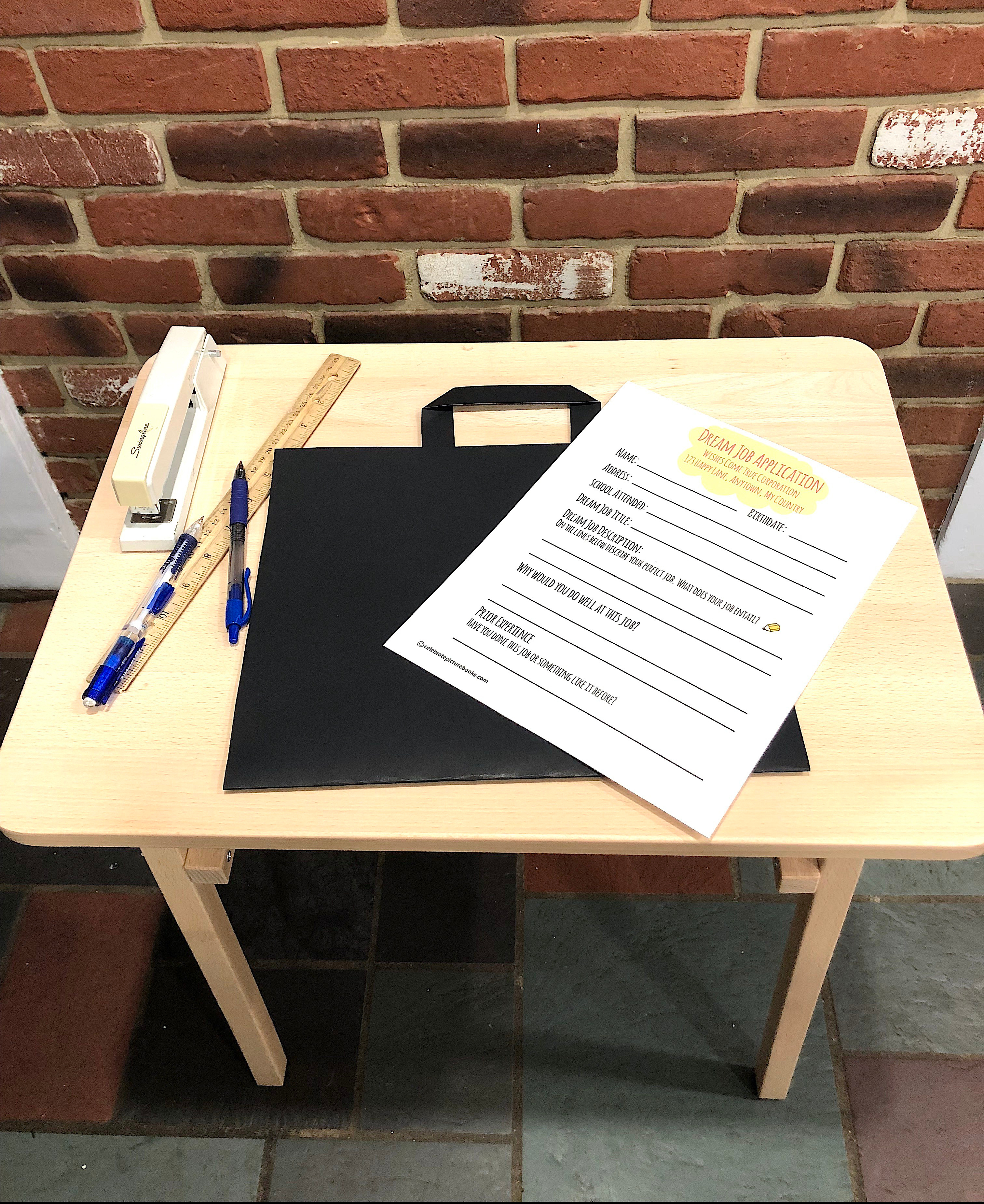 celebrate-picture-books-picture-book-review-briefcase-craft