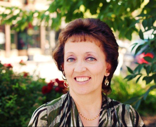 celebrate-picture-books-picture-book-review-turkey-goes-to-school-Wendi-Silvano-headshot